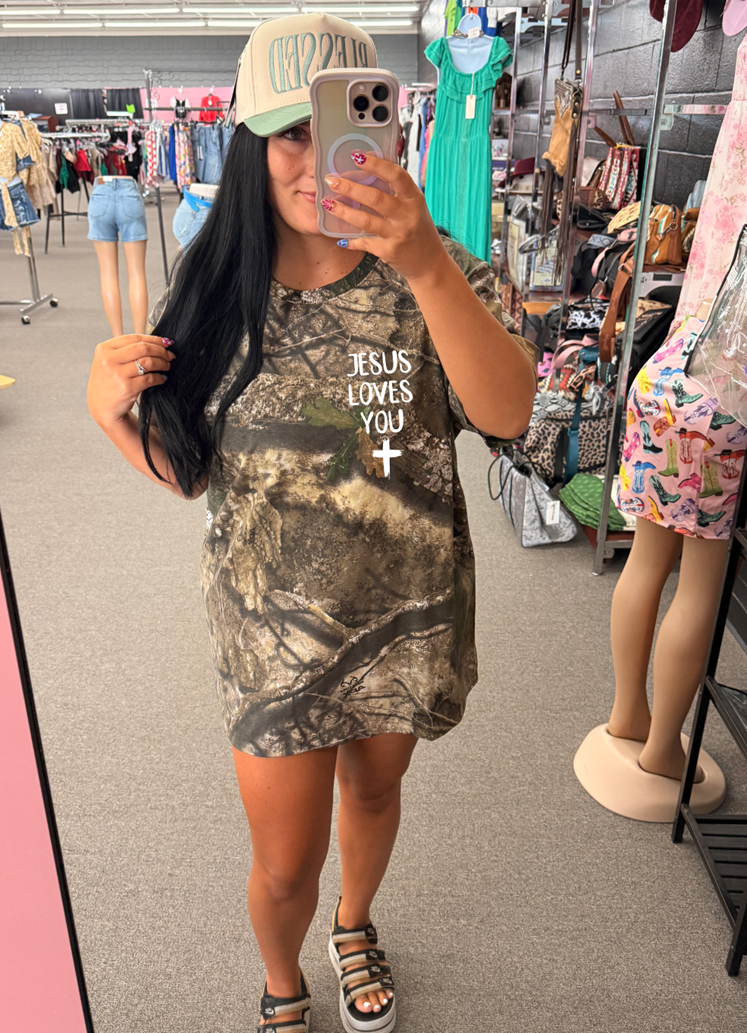 Camo Jesus Loves You tee : XL