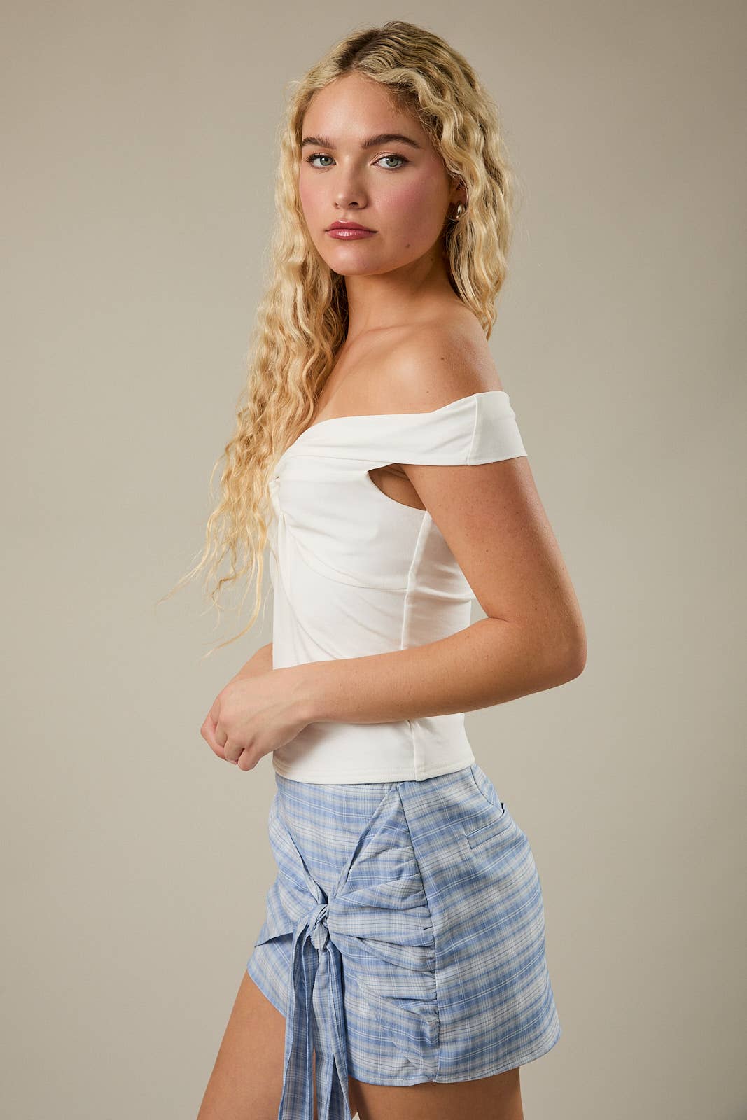 OFF THE SHOULDER TWIST TOP: Black / XS