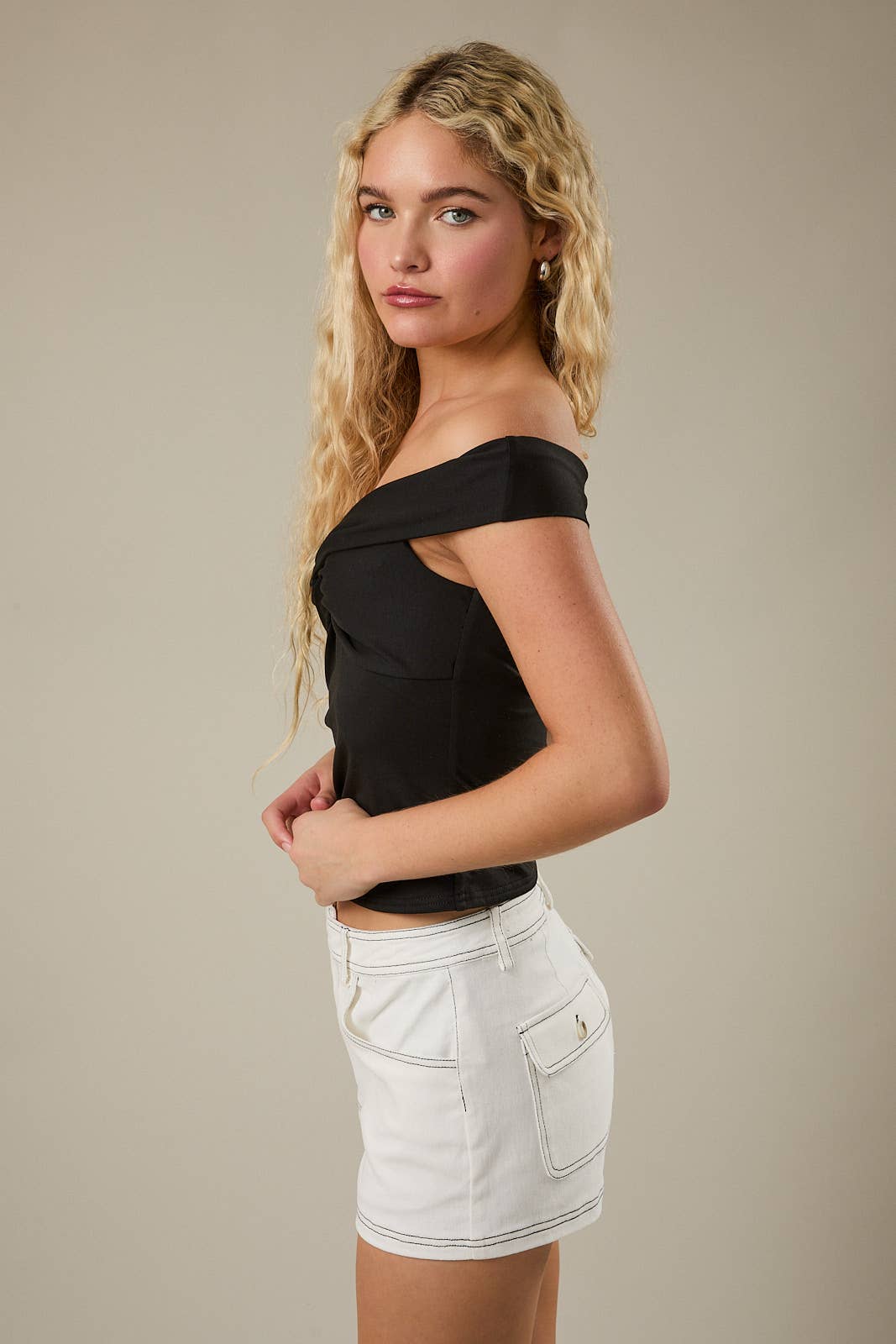 OFF THE SHOULDER TWIST TOP: Black / M