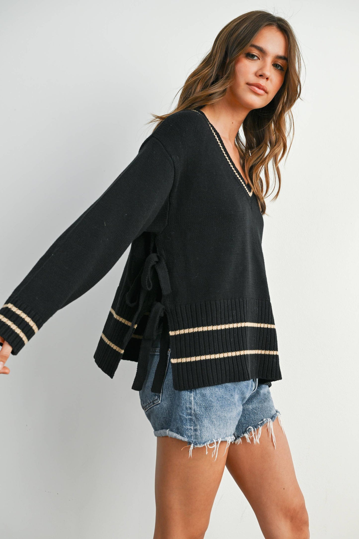 V-Neck Trimmed Long Sleeve Top - BMW7902: BLACK / TAUPE / M