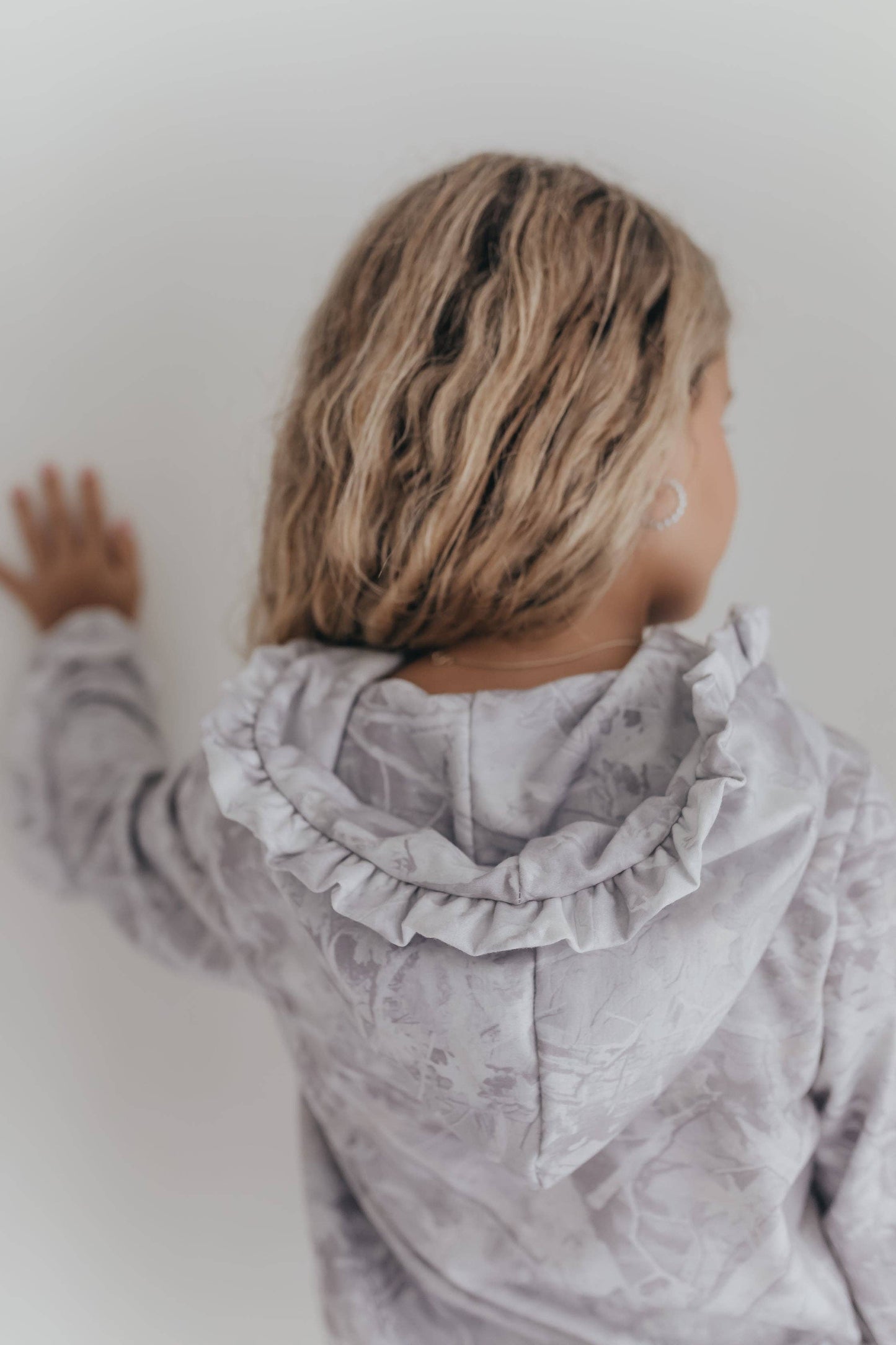 Kids Light Gray Camo Hooded Ruffle Pocket Lounge Set: 10/12