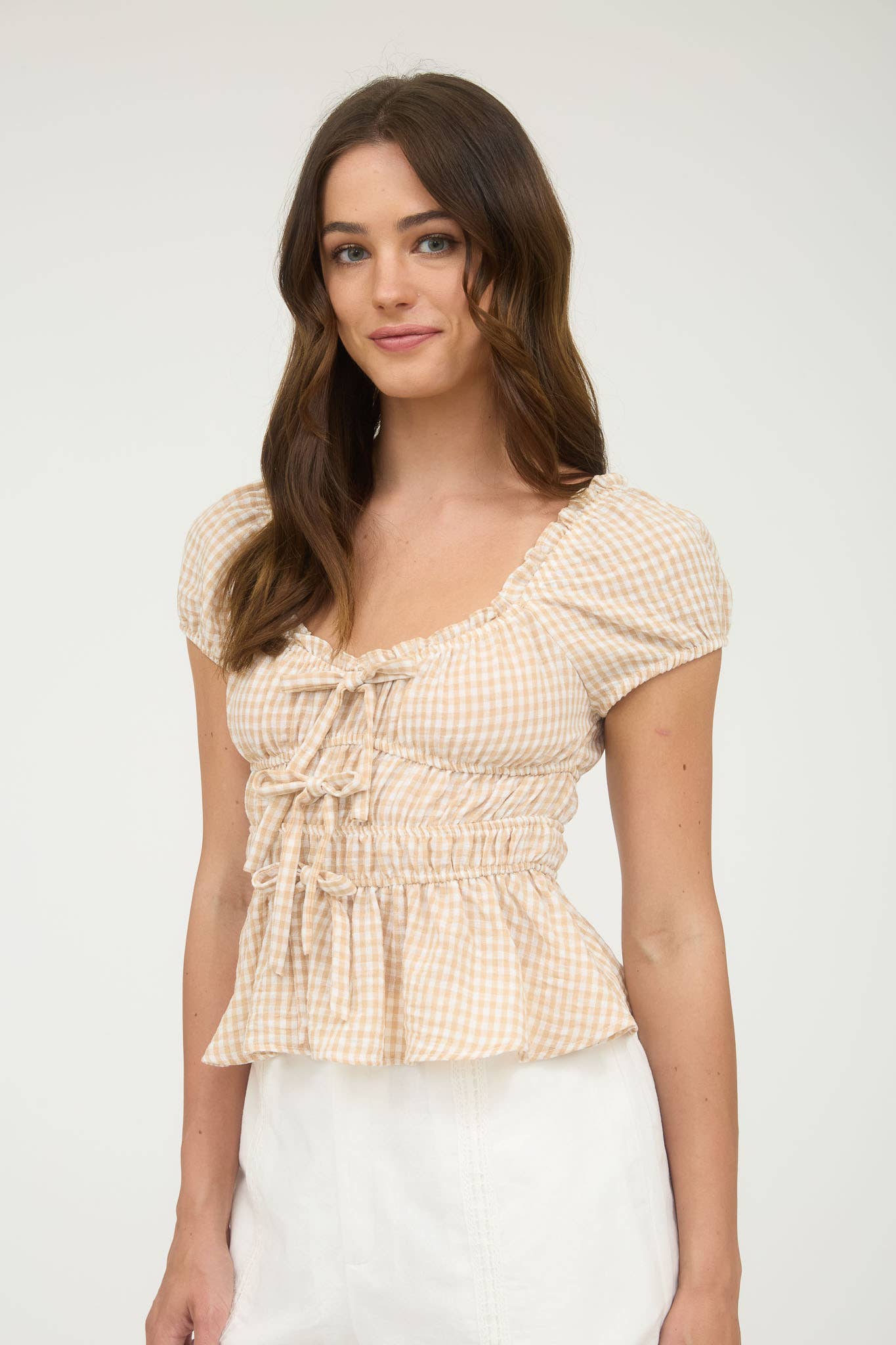GINGHAM BOW DETAIL SHIRRED WAIST SHORT SLEEVE TOP: LIGHT KHAKI