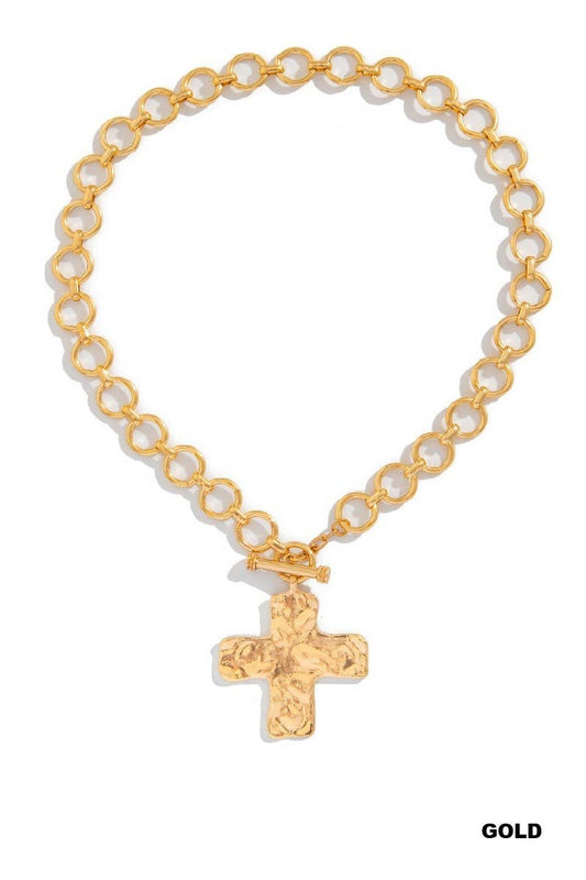 Notable Hammered Cross Toggle Necklace: GOLD / 1(ONE SIZE)