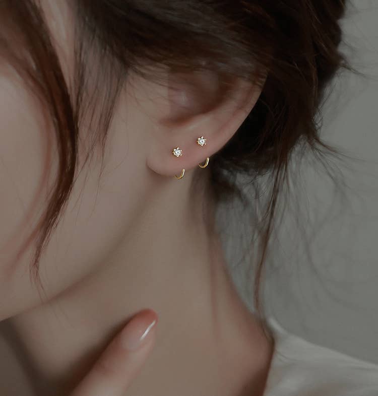 E141 dainty huggie hoop earring, huggie earring, ear wire: Silver