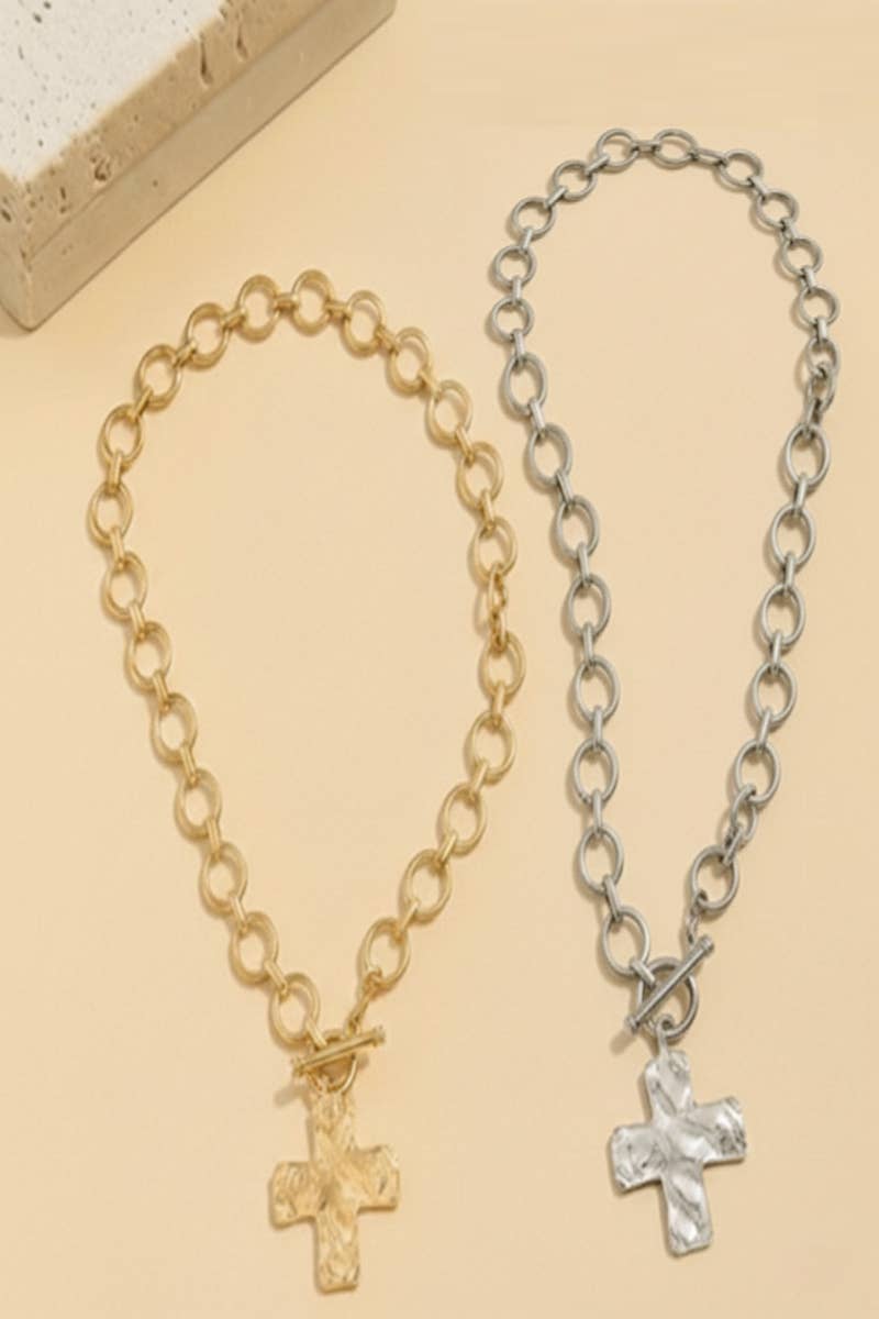 Notable Hammered Cross Toggle Necklace: GOLD / 1(ONE SIZE)