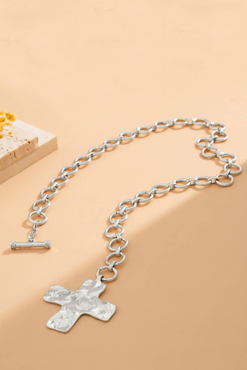 Notable Hammered Cross Toggle Necklace: GOLD / 1(ONE SIZE)
