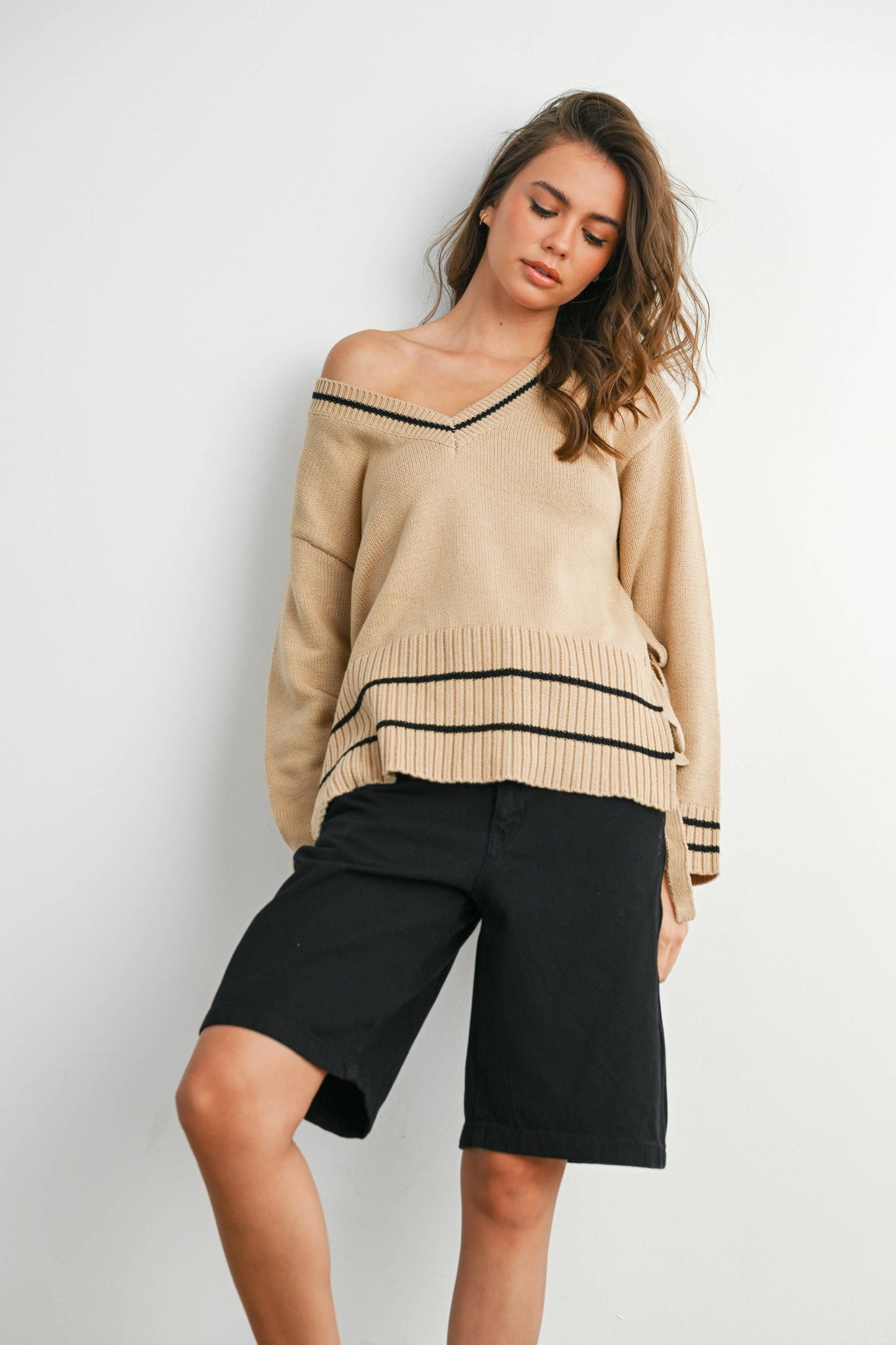 V-Neck Trimmed Long Sleeve Top - BMW7902: BLACK / TAUPE / L