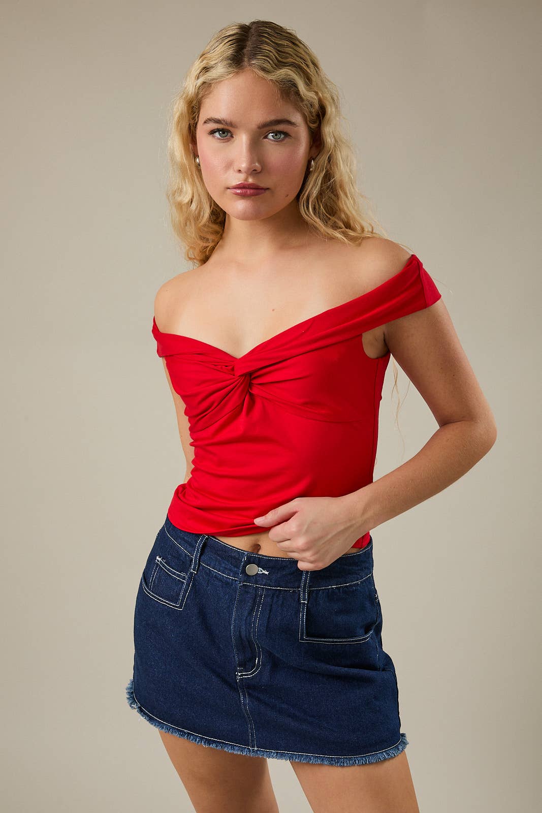 OFF THE SHOULDER TWIST TOP: Black / L