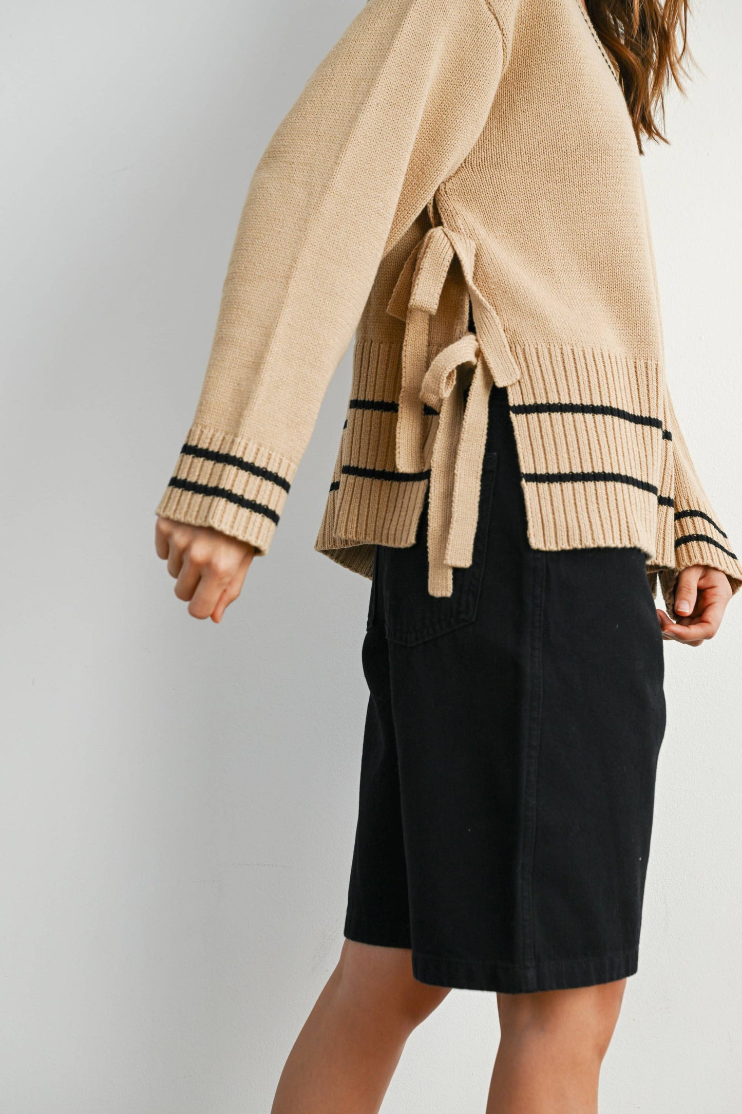 V-Neck Trimmed Long Sleeve Top - BMW7902: BLACK / TAUPE / S