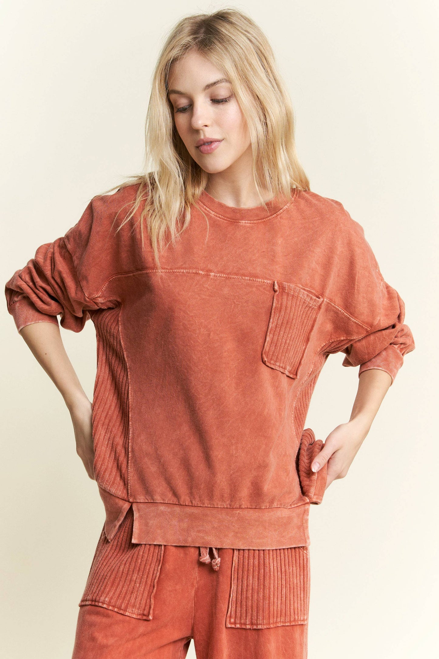 MineralWash Knit detail pocket sweatshirts HE5878T: Latte / S-M-L / 2-2-2
