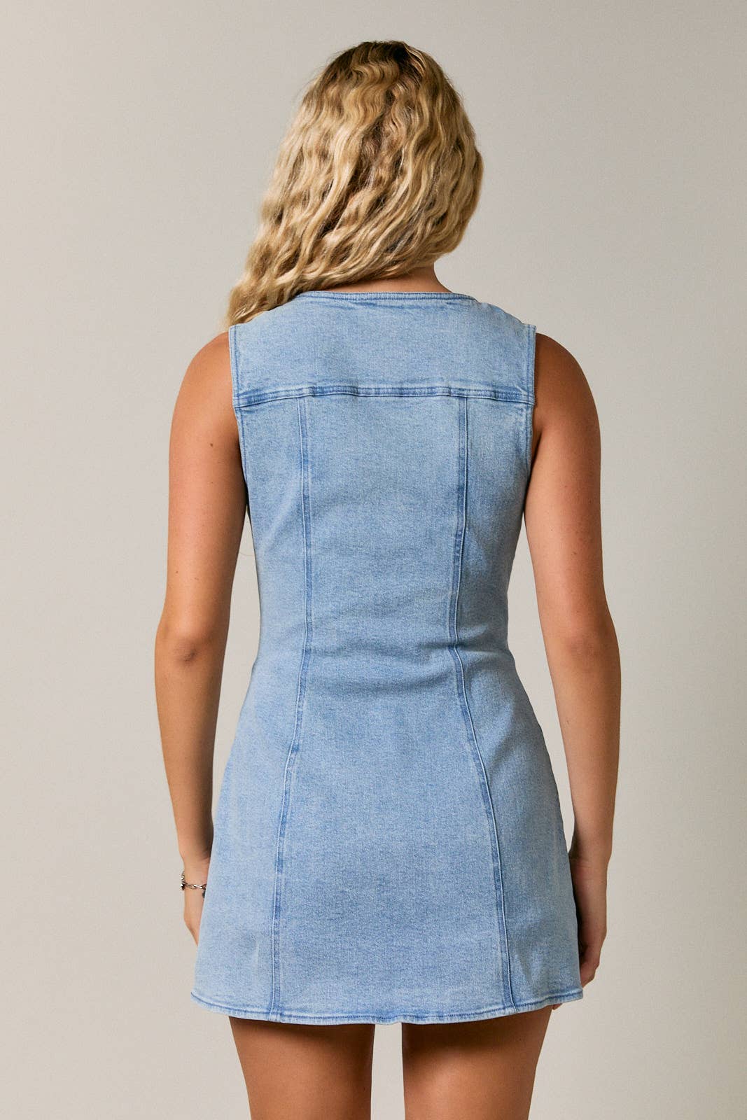 SWEETHEART NECK SLEEVELESS SKORT DENIM ROMPER: DENIM / XS