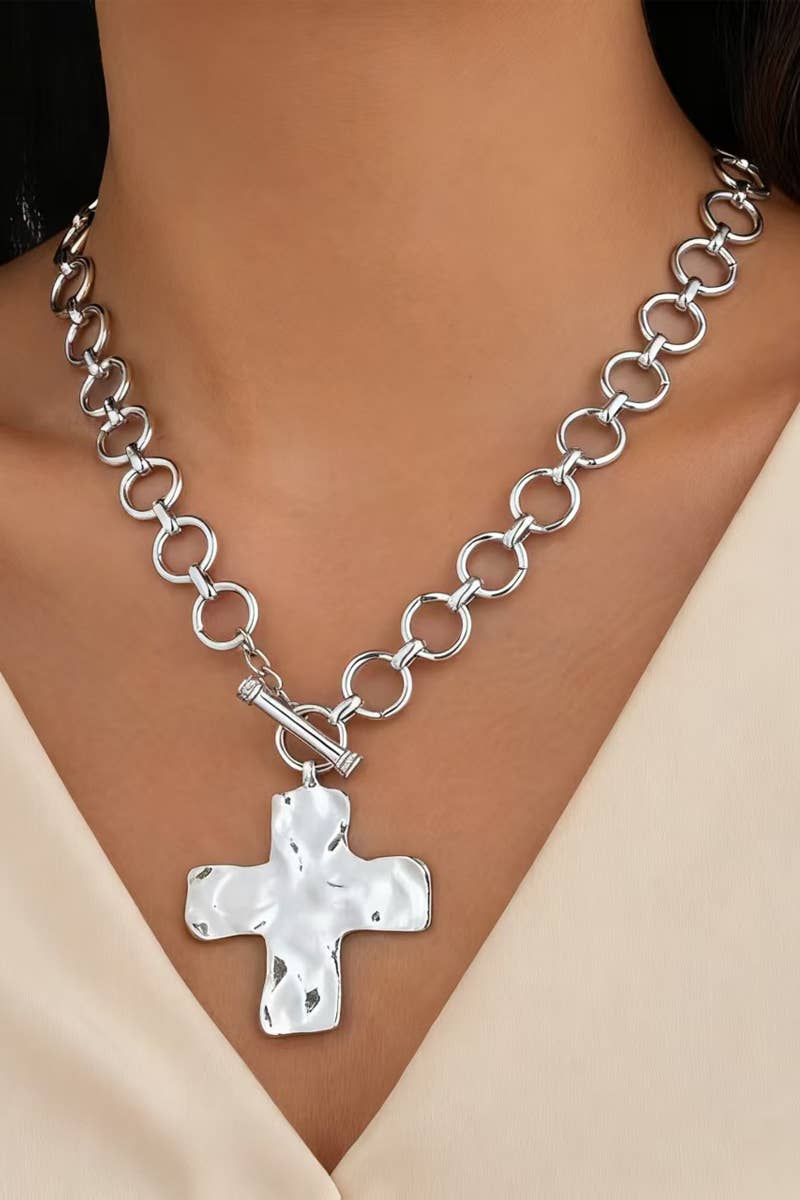 Notable Hammered Cross Toggle Necklace: GOLD / 1(ONE SIZE)