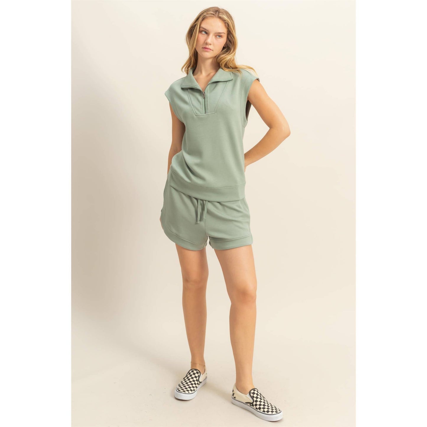 DZ25C563-Elasticized Waist Loose Sweat Shorts: BLACK / S-M-L(2-2-2)