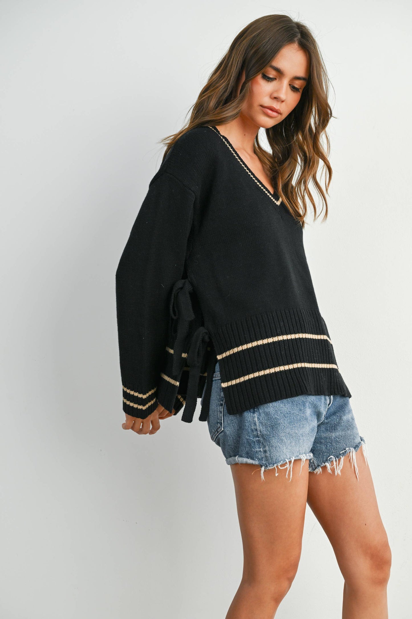 V-Neck Trimmed Long Sleeve Top - BMW7902: BLACK / TAUPE / M