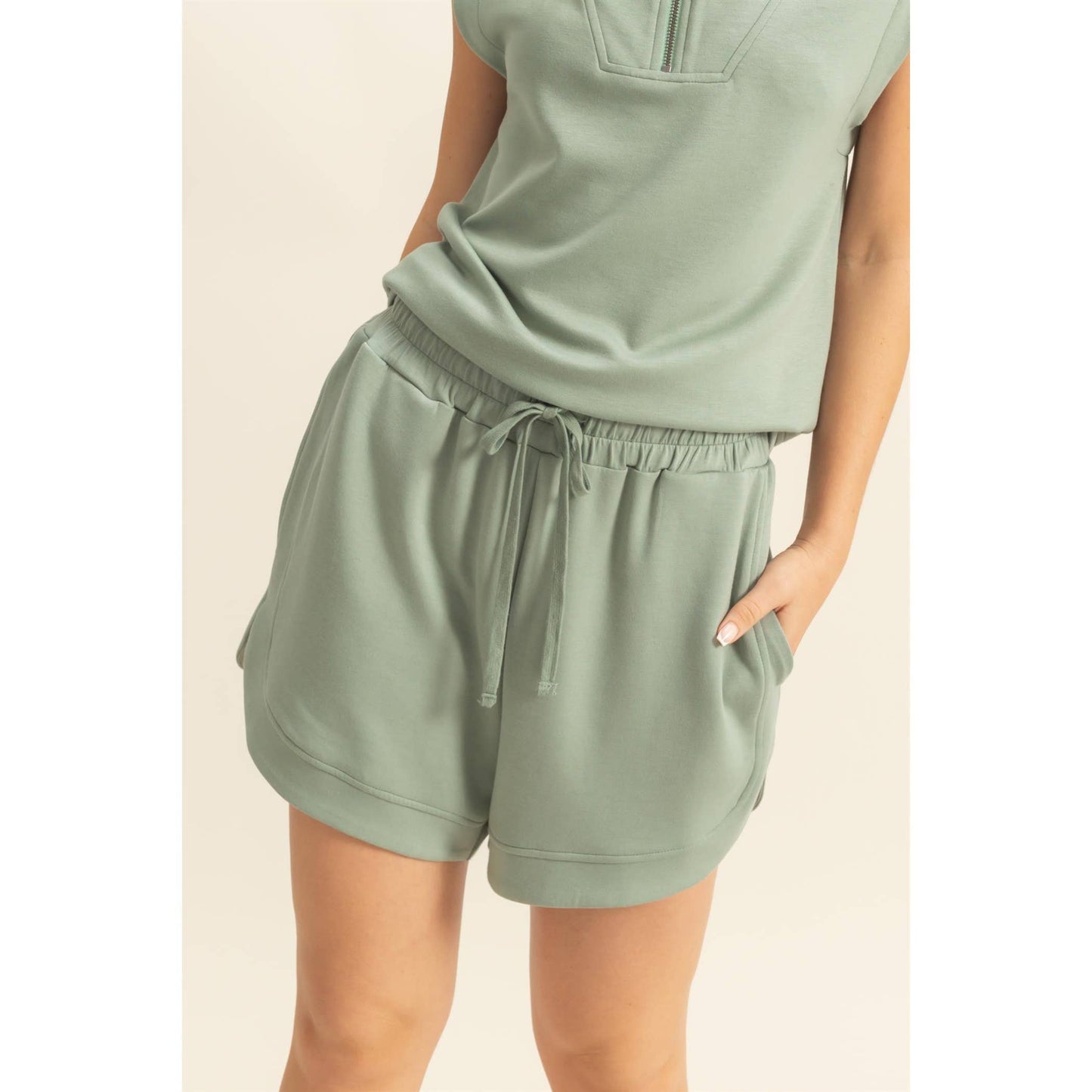 DZ25C563-Elasticized Waist Loose Sweat Shorts: BLACK / S-M-L(2-2-2)