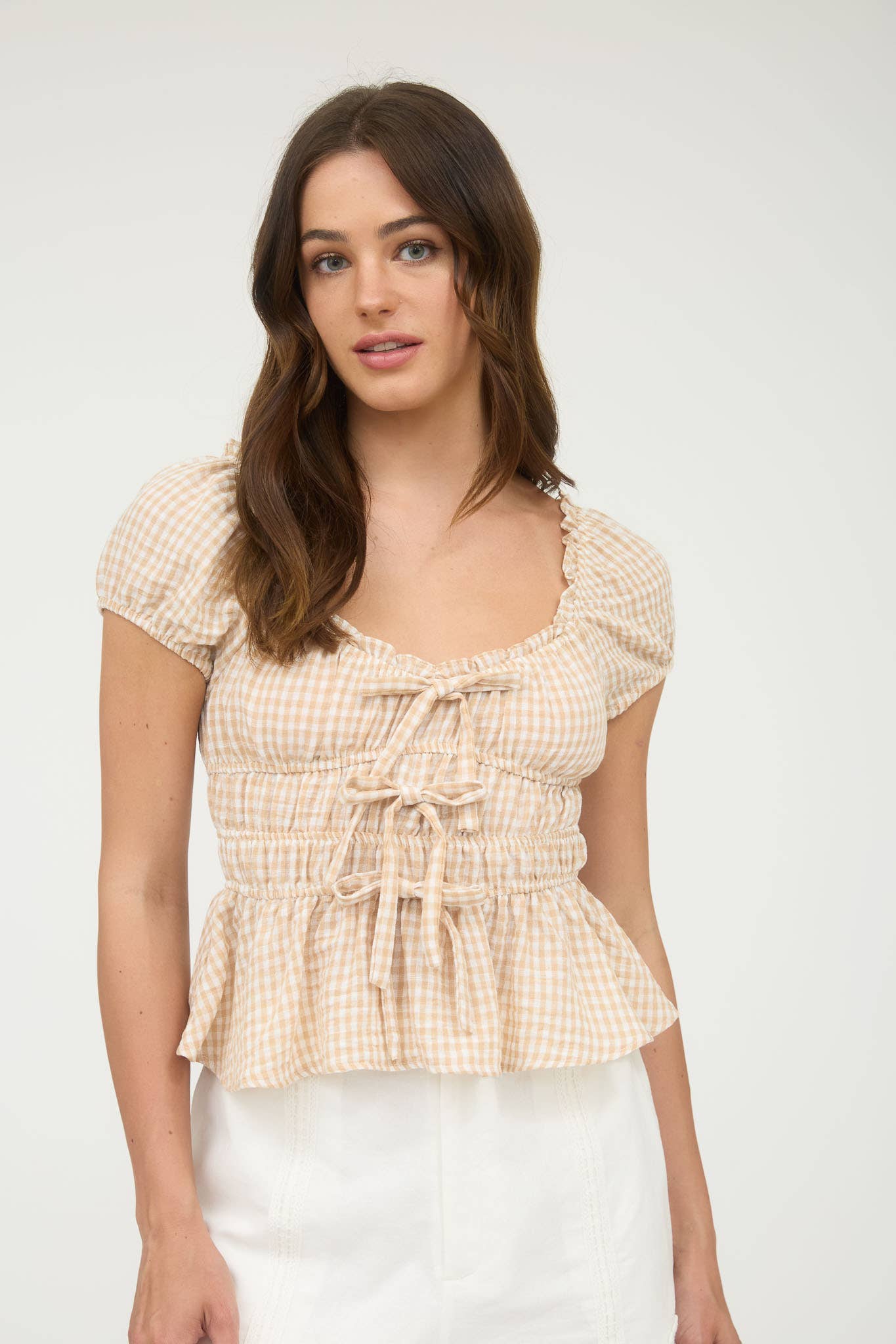 GINGHAM BOW DETAIL SHIRRED WAIST SHORT SLEEVE TOP: LIGHT KHAKI